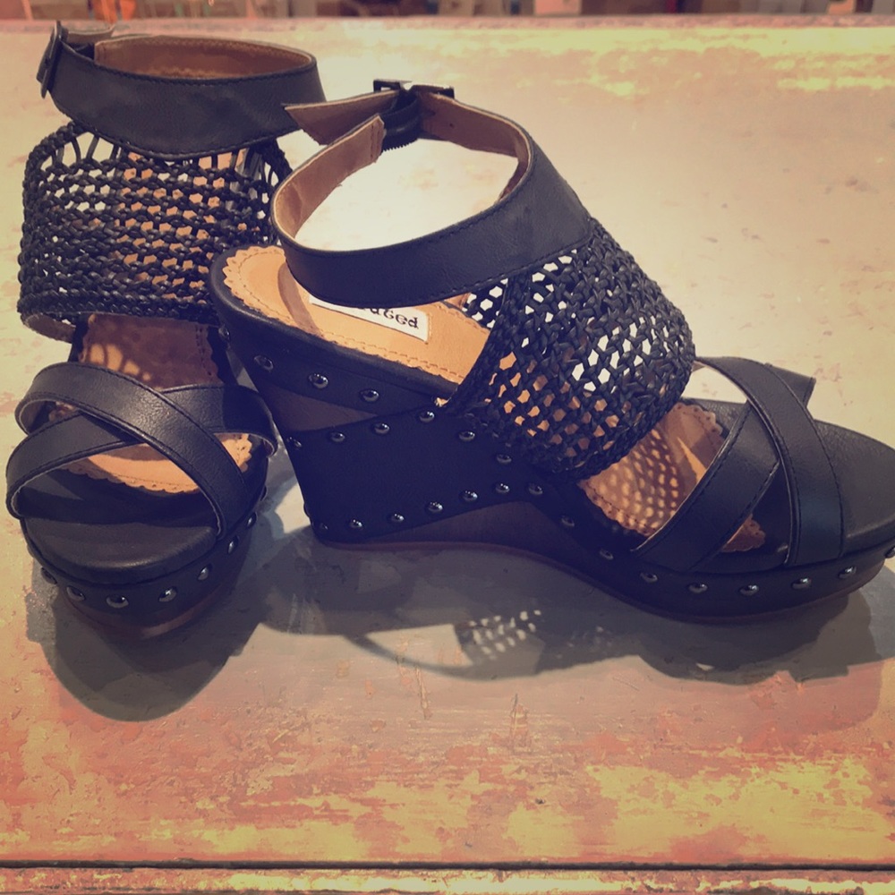 STUDDED WEDGE